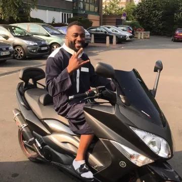 El par de grifos air jordan en el poste de gradur insta