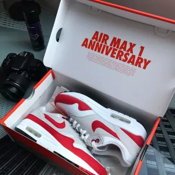 sneakers nike Air Max 1 red and white seen on the account Instagram of Vinceeh