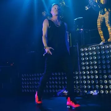 Sneakers Nike Air Jordan 6 Retro "infrared 23" - Macklemore on his account Instagram