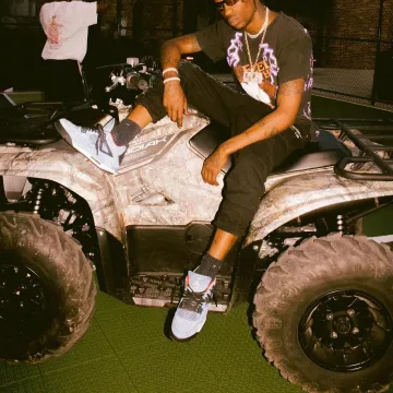 Sneakers Air Jordan 4 views on the account Instagram of Travis Scott