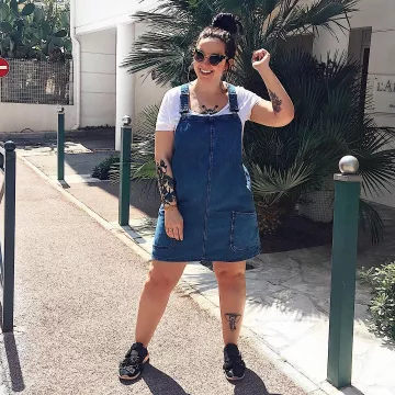 Zapatillas negras con suela blanca en la cuenta de Instagram de @stylandme