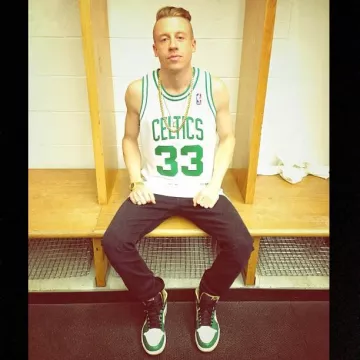 The pair of Nike Air Jordan 1 retro high Boston Celtics of Macklemore on his account Instagram