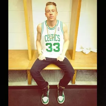 La paire de Nike Air Jordan 1 retro high Boston Celtics de Macklemore sur son compte Instagram