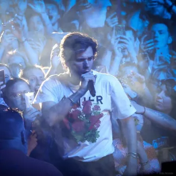 le teeshirt avnier avec des roses vu sur le compte Instagram d'Orelsan