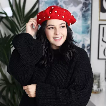 The red beret with pearls of Charlotte on his account Instagram @stylandme