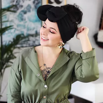 El turbante acanalado negro en la cuenta de Instagram de @stylandme