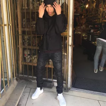 Zapatillas blancas Alexander McQueen de Killy en instagram