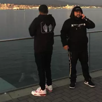 Le pull Supreme noir à capuche que porte Nav sur son post Instagram