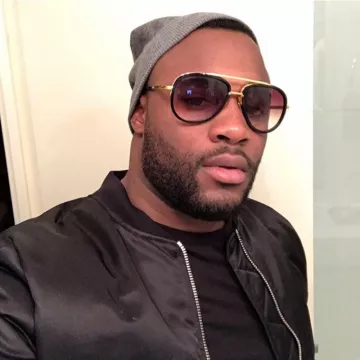 El bombardero negro básico usado por Gradur en su cuenta de Instagram