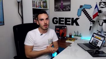El libro Harry Potter y el niño maldito en el vídeo de YouTube Un auricular para gamer (SteelSeries Siberia v2) del canal geek