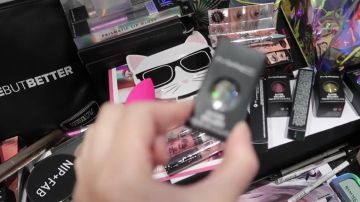 Le gloss violet prismatic lip gloss Elf de Zoella (Zoe Sugg) dans sa vidéo "TOO MANY TEARS & TOO MANY TREATS"