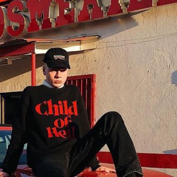 La gorra Balenciaga 2017 de Léo Mandella lucida en su instagram