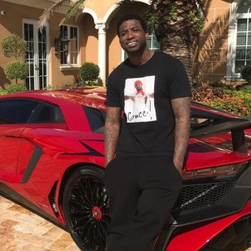 The tee-shirt Supreme black Gucci Mane on his account Instagram