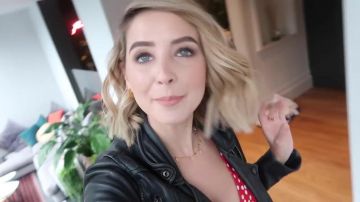 El collar de pan de oro de Zoella (Zoe Sug) en su video "Todos nos hemos vuelto locos y la noche se relaja"