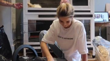 Le t-shirt blanc slogan Ticket To Anywhere de Zoella (Zoe Sugg) dans sa vidéo "WE'VE ALL GONE CRAZY & EVENING WIND DOWN"