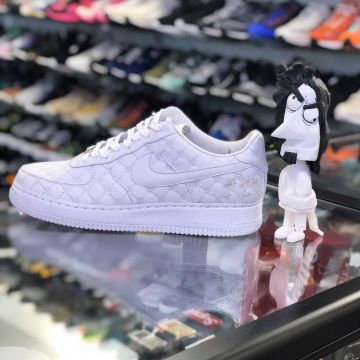 The nike air force 1 low supreme white @larrydeadstock on his account Instagram