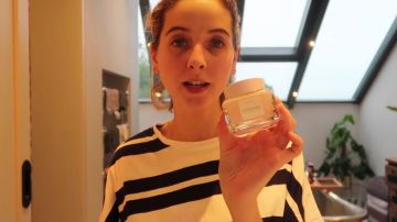 La máscara de crema de melón rosa de Zoella (Zoe Sugg) en su video "Todos nos hemos vuelto locos y la noche se relaja"