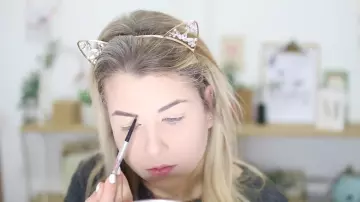 The eyebrow Pencil ultra precise • BENEFIT COSMETICS of EnjoyPhoenix in her video Spring morning routine, 2017