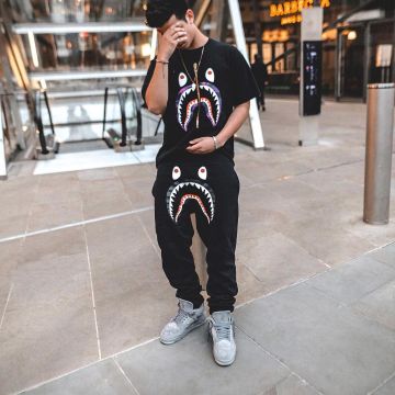 The pair of Nike Air Jordan 4 Retro Kaws on the account Instagram @Aripetrou