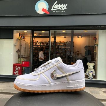 The nike airforce1 white comma-silver @larrydeadstock on his account Instagram