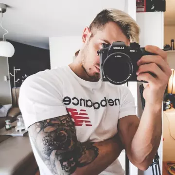 T SHIRT NEW BALANCE white seen on the account Instagram of Jimmy Charlon