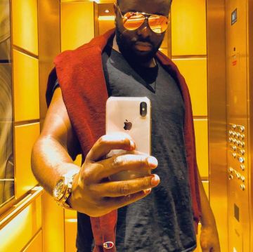 El jersey campeón burdeos de los pantalones maestros en su publicación de instagram