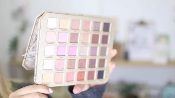 Disfruta de la paleta de sombras de ojos naturales Too faced de Phoenix en su video de la mañana de la mañana de primavera de 2017