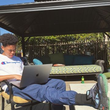 La camiseta champion usada por Cordae en su instagram