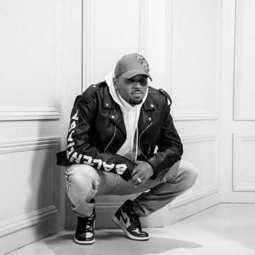 The hoodie balenciaga white door Chris Brown on his account Instagram