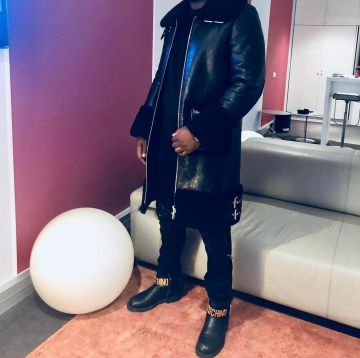 los zapatos moshino de cuero negro de los pantalones maestros en su publicación de instagram