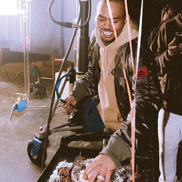 The bomber Jacket black worn by Chris Brown on the post Instagram of Ohellyeahcmb