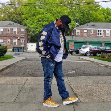 El oro "supremo" de Las Nike Air More Uptempo de Clark Kent en su cuenta de Instagram