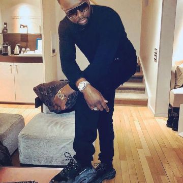 El par de balenciaga negro de piel baja Triple S que lleva Master Gims en su poste