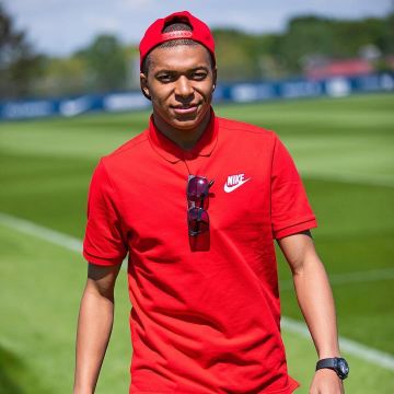 The Nike polo red worn by Kylian Mbappé on his account Instagram