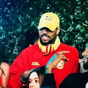 La chaqueta de ceremonia de apertura de Disney x usada por Chris Brown en la cuenta de Instagram @poppinforCB