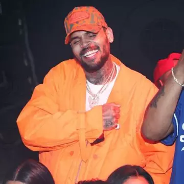 La chaqueta helmut lang que lució Chris Brown en la cuenta de Instagram @poppinforCB