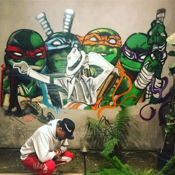 The hoodie-white balenciaga worn by Chris Brown on his account Instagram