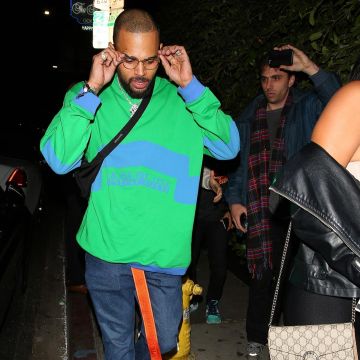 The belt-off white door Chris Brown the post Instagram of Ohellyeahcmb