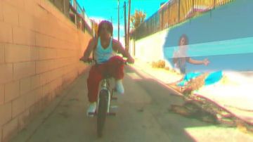 Le débardeur blanc porté par Zola dans son clip California Girl