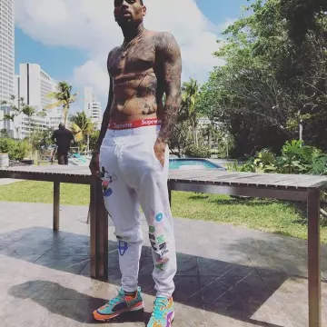 El par de Nike air max 98 que Chris Brown lleva en la cuenta de Instagram @poppinforCB