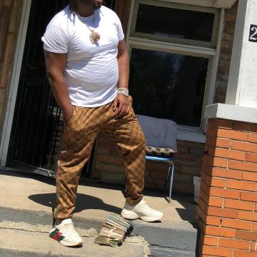 Les sneakers Gucci beige avec bande rouge et verte de Tee Grizzley sur son compte Instagram