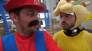Le déguisement de Mario (Nintendo) porté par Pierre Croce dans sa vidéo YouTube Mario Kart Ballons en vrai