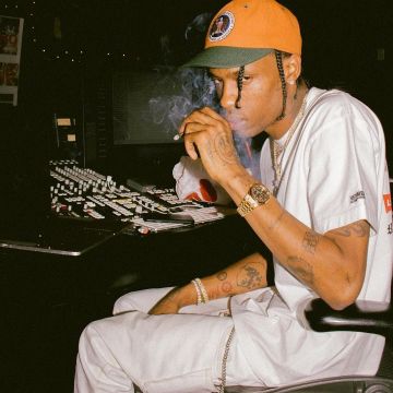 The white t-shirt Clothes that are "100% PRO" worn by Travis Scott on his account Instagram