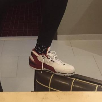 el par de la generación de zoom de aire usado por tristan thompson en una publicación de instagram