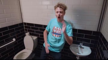 Le t-shirt bleu col rond Obey de Norman Thavaud dans sa vidéo "Le chanson du faux"