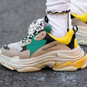 El par de zapatillas Balenciaga Triple S en instagram @Sneaks_street