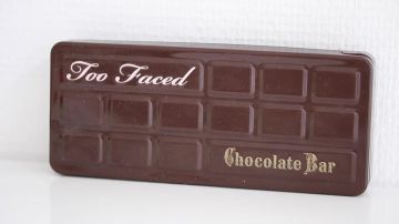 La paleta de sombras de ojos en barra de chocolate • TOO FACED by EnjoyPhoenix en su video Rutina matutina edición primavera 2015