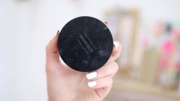 The powder bareMinerals BareSkin Perfecting Veil of EnjoyPhoenix in Her video Spring morning routine, 2016