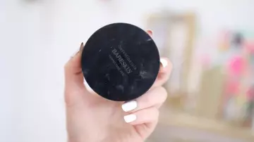 The powder bareMinerals BareSkin Perfecting Veil of EnjoyPhoenix in Her video Spring morning routine, 2016