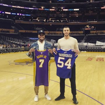 Les Yeezy Boost 350 V2 noir et blanc de Larry Nance JR sur son compte Instagram